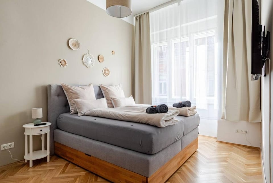 Bed, TV and multimedia, Bedroom, wardrobe