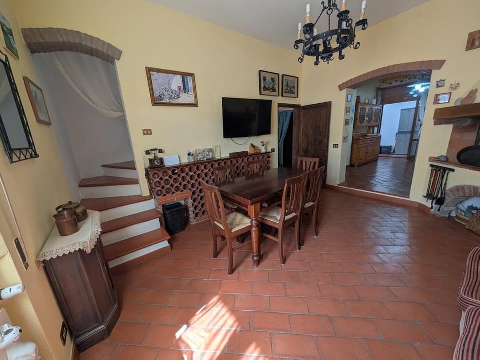 TV and multimedia, Living room, Seating area, Dining area, fireplace
