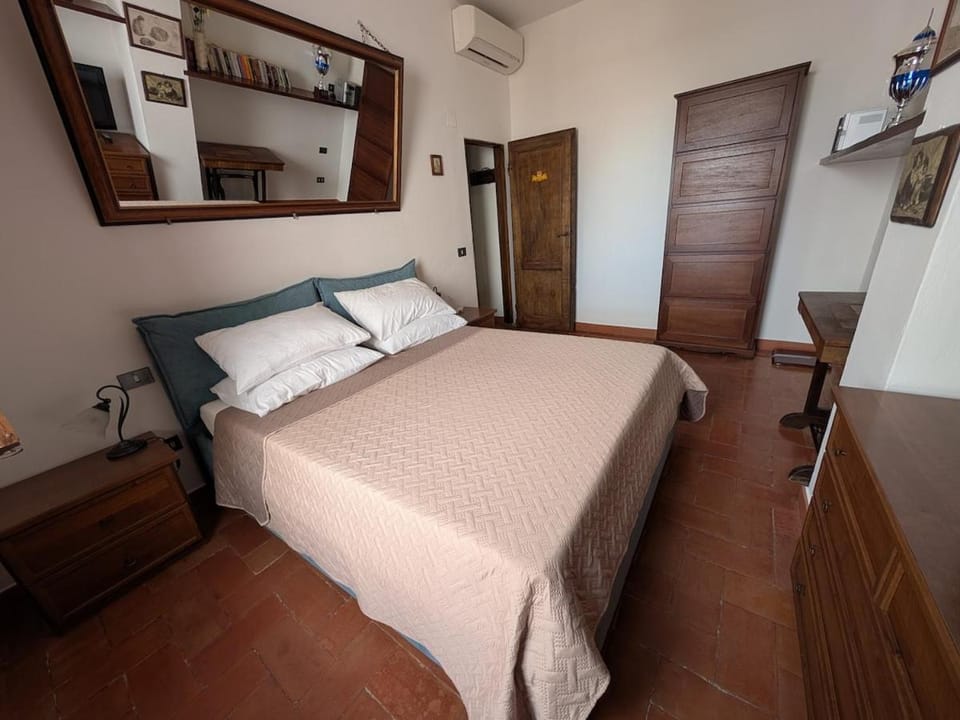 Bed, Library, TV and multimedia, Photo of the whole room, Bedroom, air conditioner