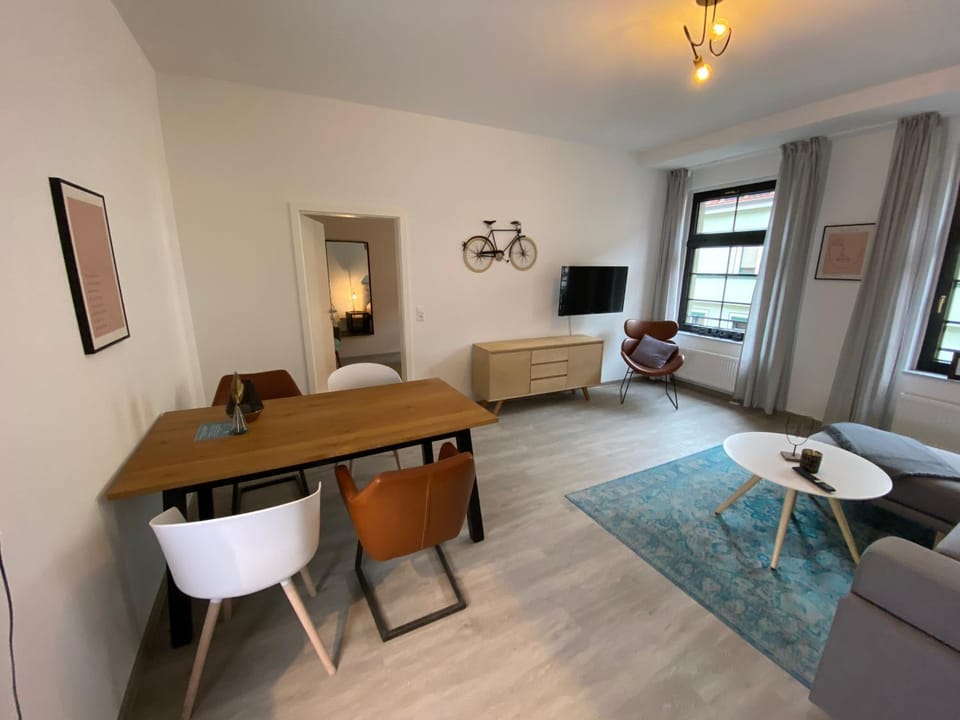 TV and multimedia, Living room, Seating area, Dining area