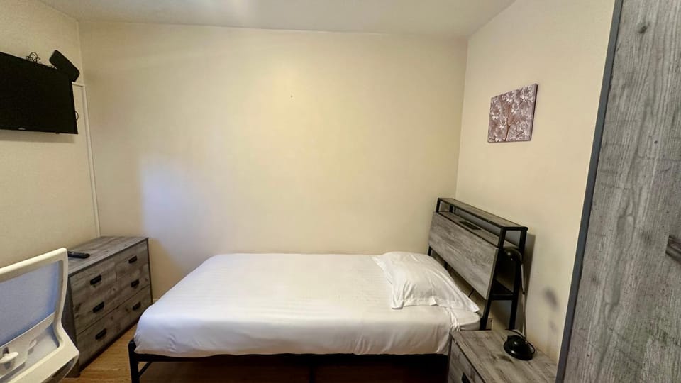 Bed, TV and multimedia, Bedroom