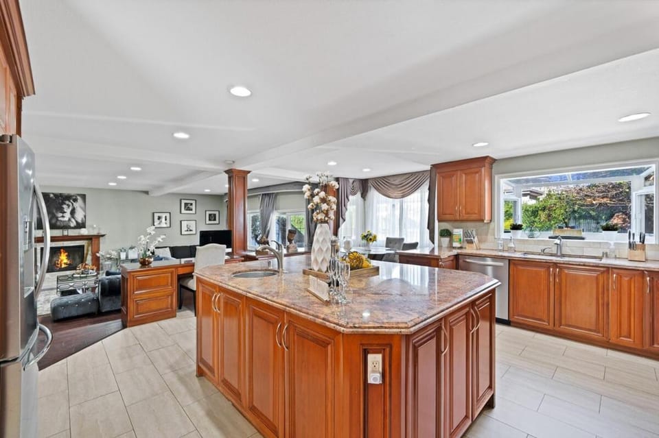 Gorgeous Villa with Private Heated Pool House in Sherman Oaks