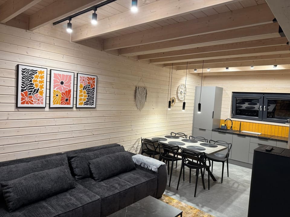 Kitchen or kitchenette, Seating area, Dining area