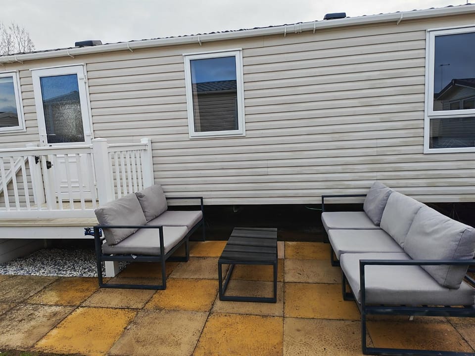 9 Fairway, Hopton Holiday Park - Three bedroom, sleeps 6, kitchen, lounge and dining area - Minimum 3 night breaks Apartment in England