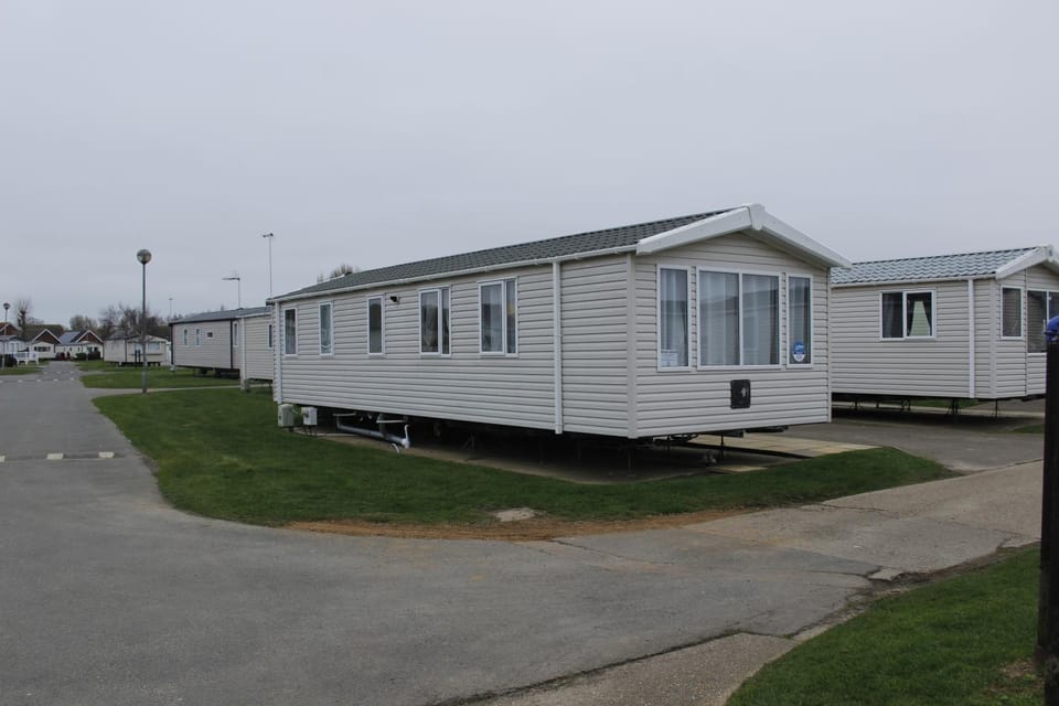 9 Fairway, Hopton Holiday Park - Three bedroom, sleeps 6, kitchen, lounge and dining area - Minimum 3 night breaks Apartment in England