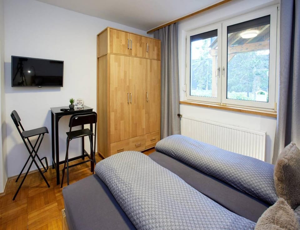 Bed, TV and multimedia, Photo of the whole room, Bedroom, wardrobe