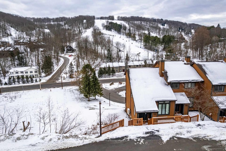 3 Bedroom Townhouse Across from HoliMont House in Ellicottville