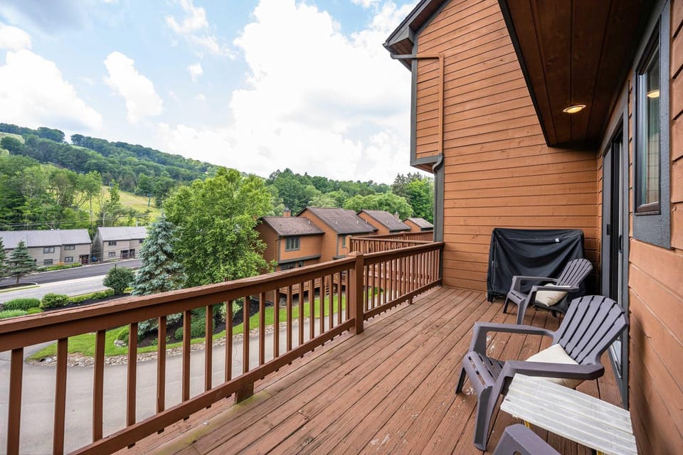 3 Bedroom Townhouse Across from HoliMont House in Ellicottville