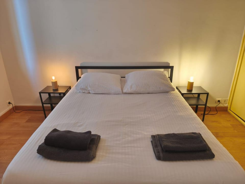Bedroom, towels