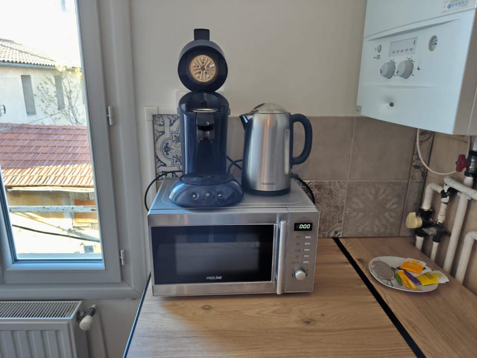 Coffee/tea facilities, microwave