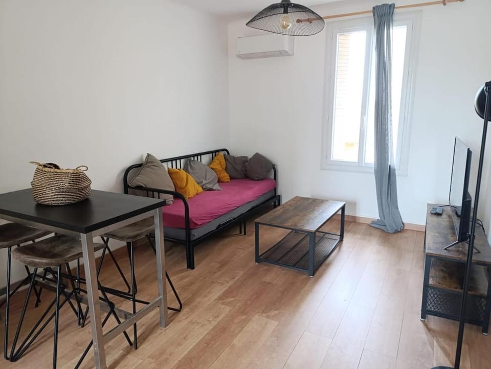 Bed, TV and multimedia, Living room, Dining area, air conditioner