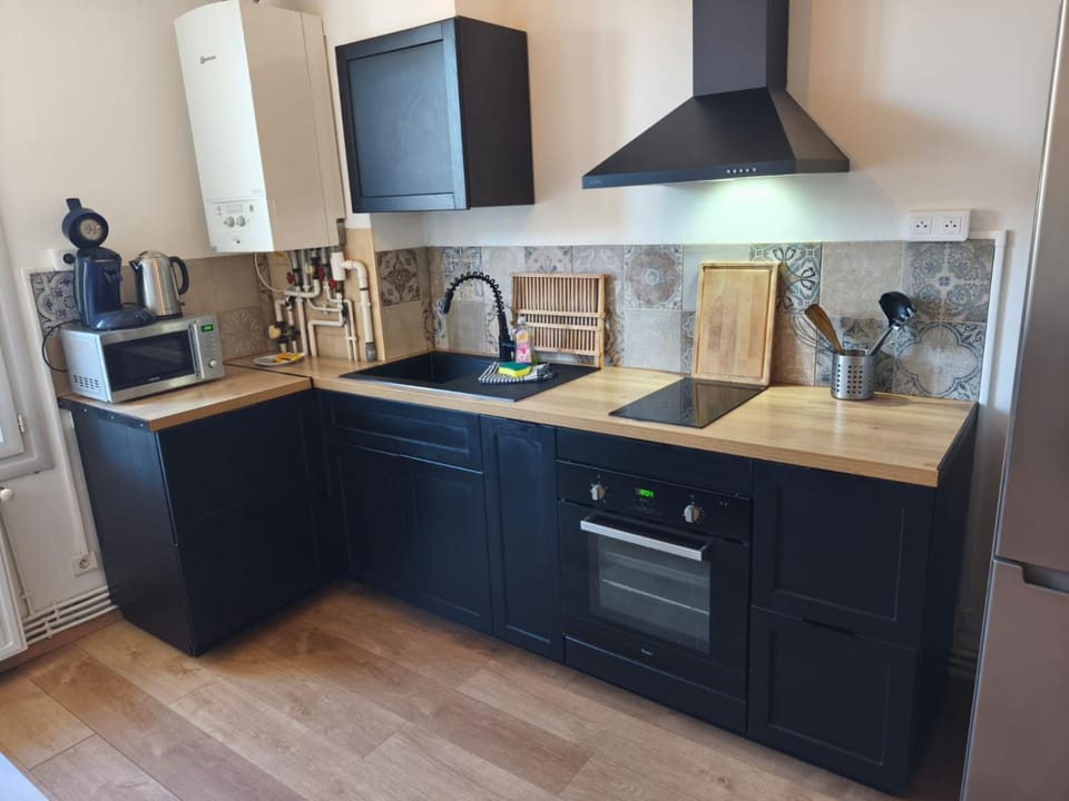 Coffee/tea facilities, microwave, oven, stove, kitchen