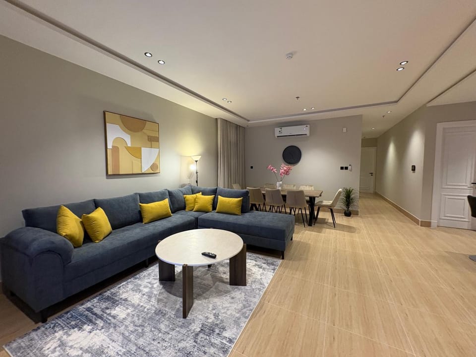 Vera 2 Apartment شقه أنيقه بالخبر بثلاث غرف نوم وصاله تتسع ل 6 اشخاص Apartment in Al Khobar