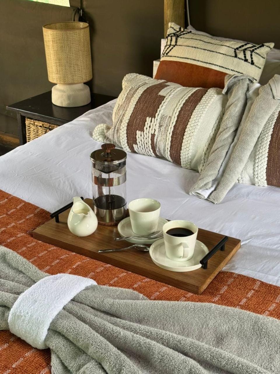 Bed, towels