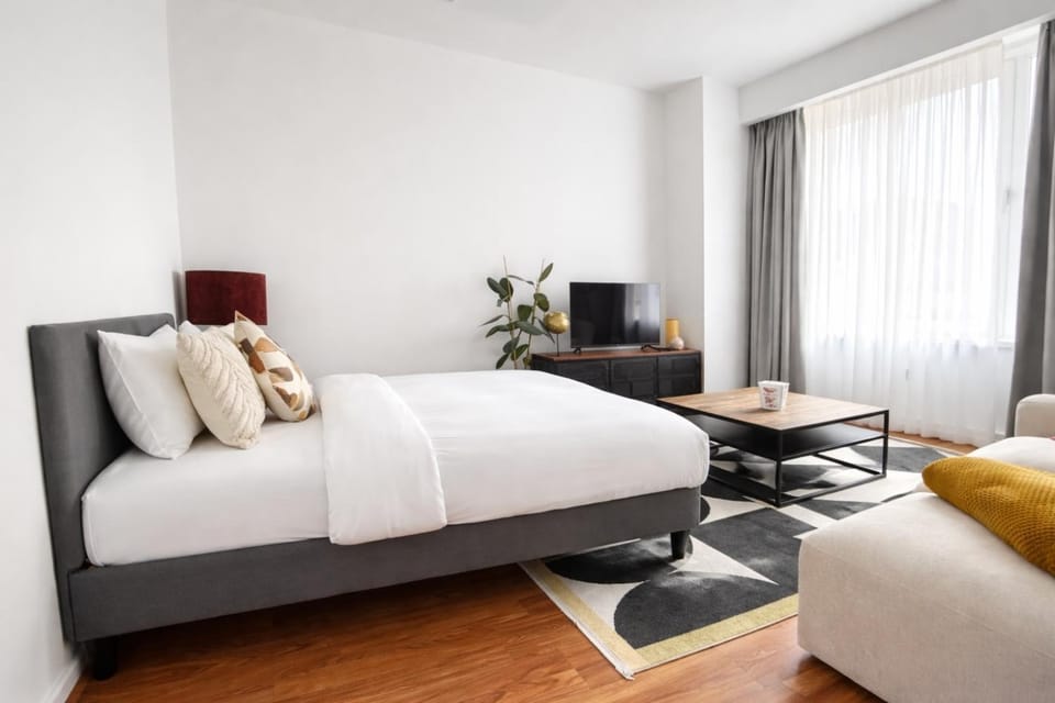 Bed, TV and multimedia, Photo of the whole room, Seating area, Bedroom