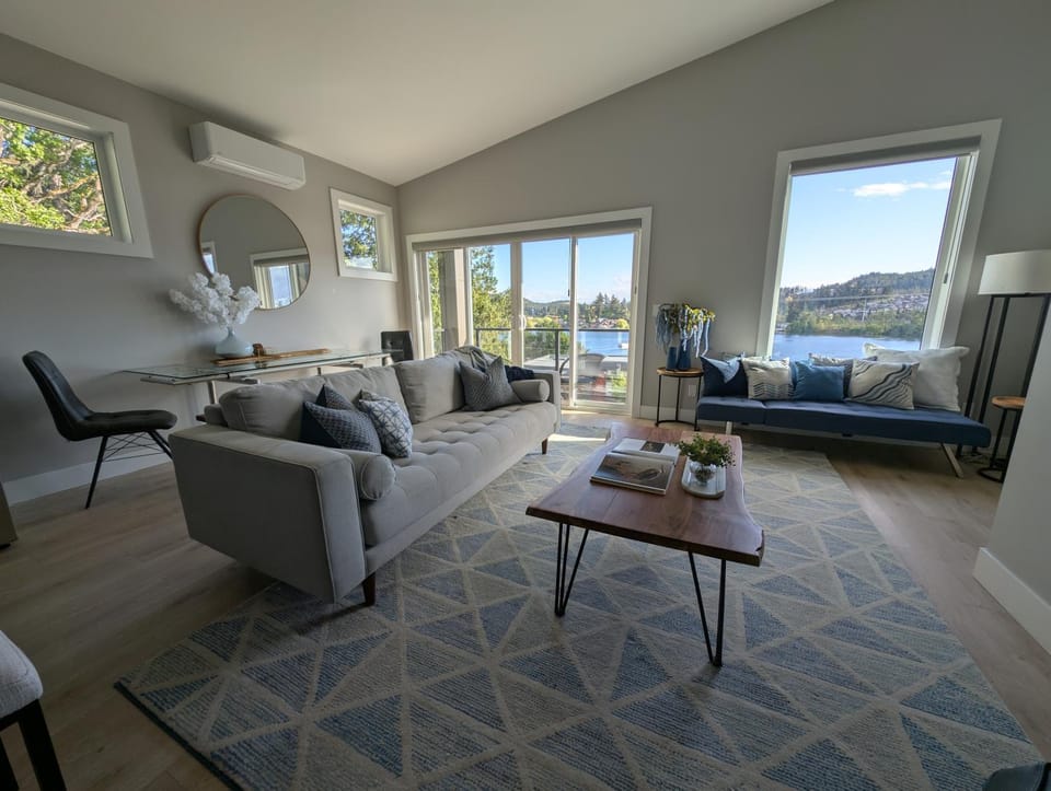 Living room, Photo of the whole room, Lake view