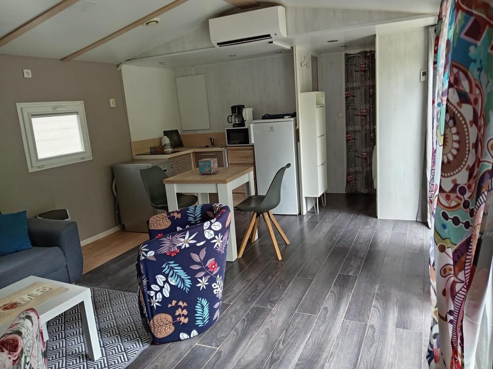 Kitchen or kitchenette, Living room, Dining area