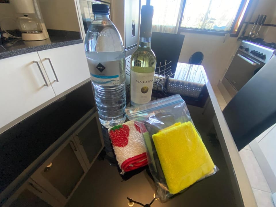 Kitchen or kitchenette, Dining area, Alcoholic drinks