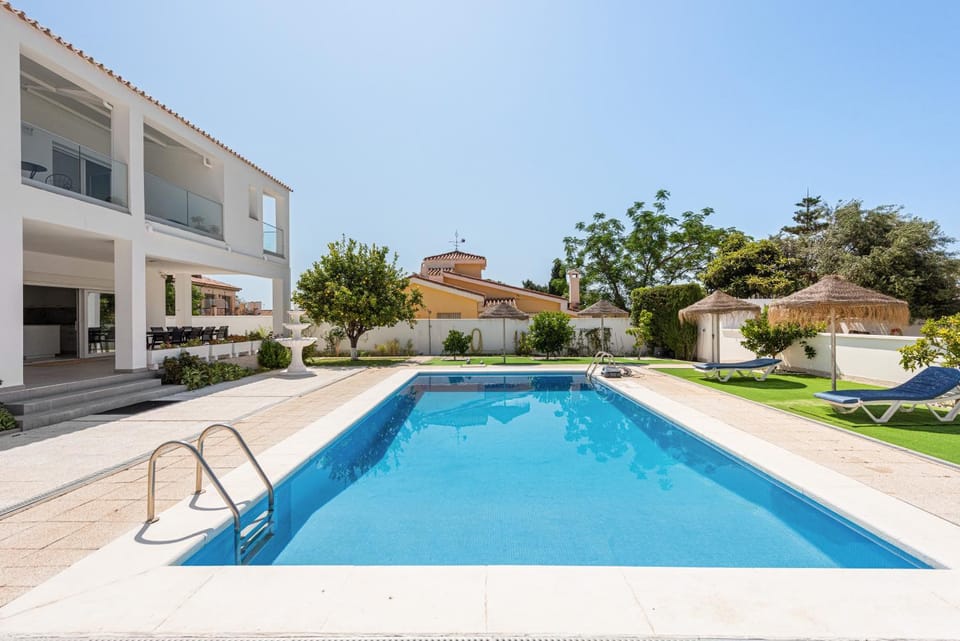 Property building, Day, Pool view, Swimming pool, Swimming pool, sunbed