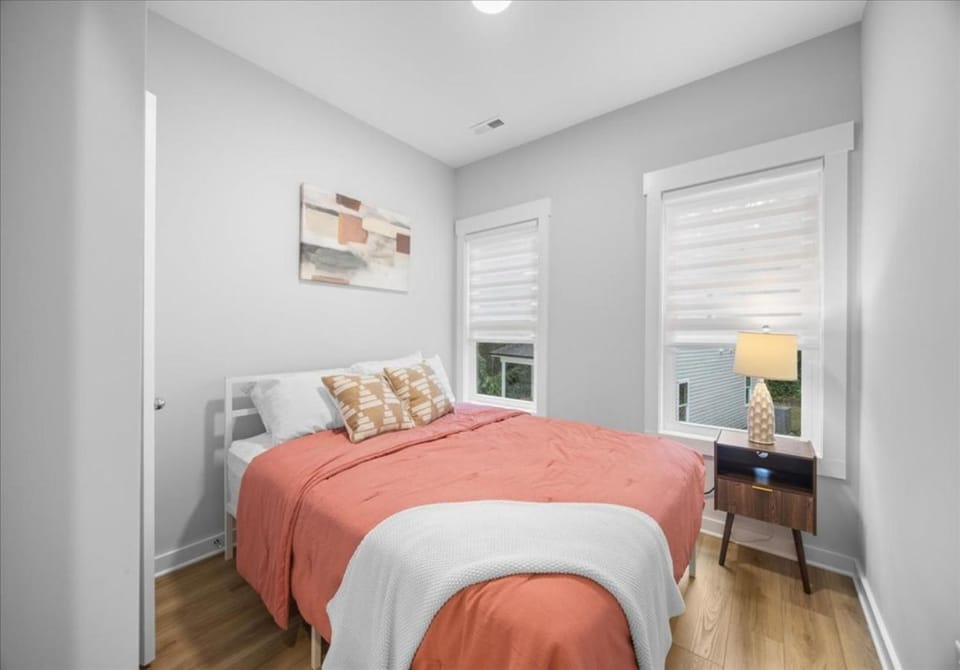 Bed, TV and multimedia, Bedroom, flat iron, hair dryier, towels, wardrobe, air conditioner