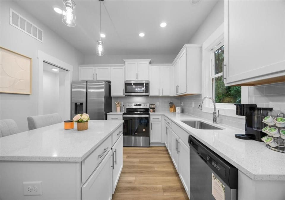 Coffee/tea facilities, Kitchen or kitchenette, Breakfast, Lunch, Dinner, Dinner, dishwasher, microwave, oven, stove, stove, toaster, toaster, kitchen, kitchen