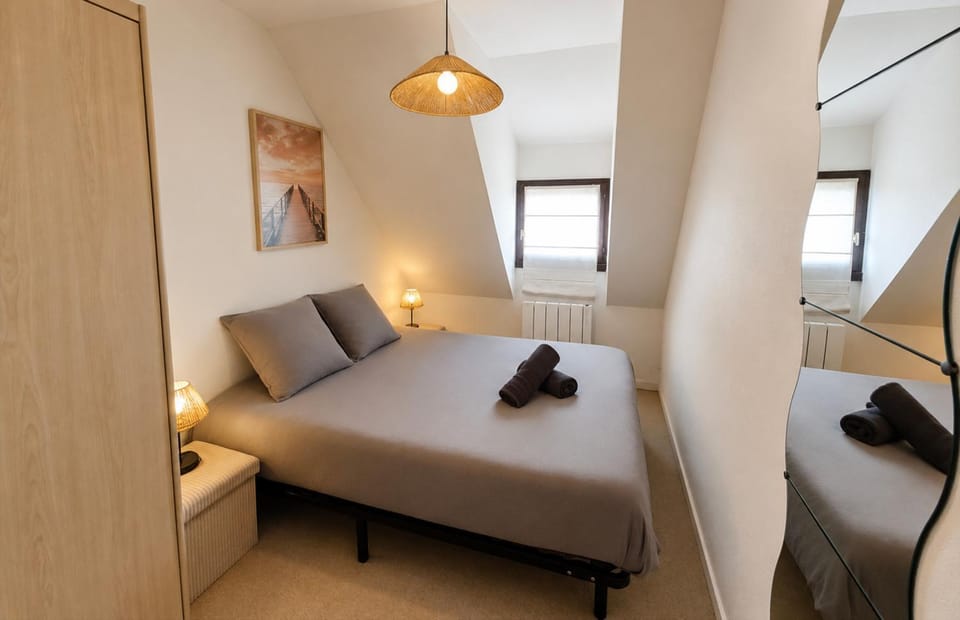 Bed, Photo of the whole room, Bedroom