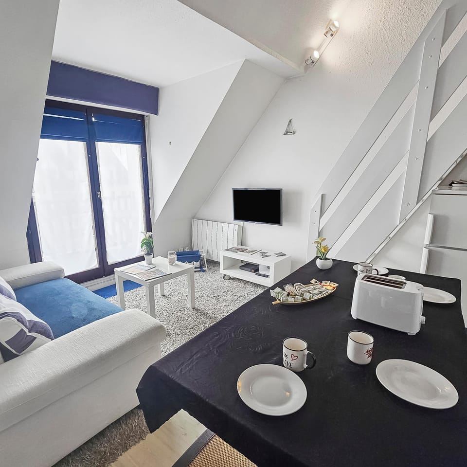 TV and multimedia, Living room, Seating area, Dining area, Time of day