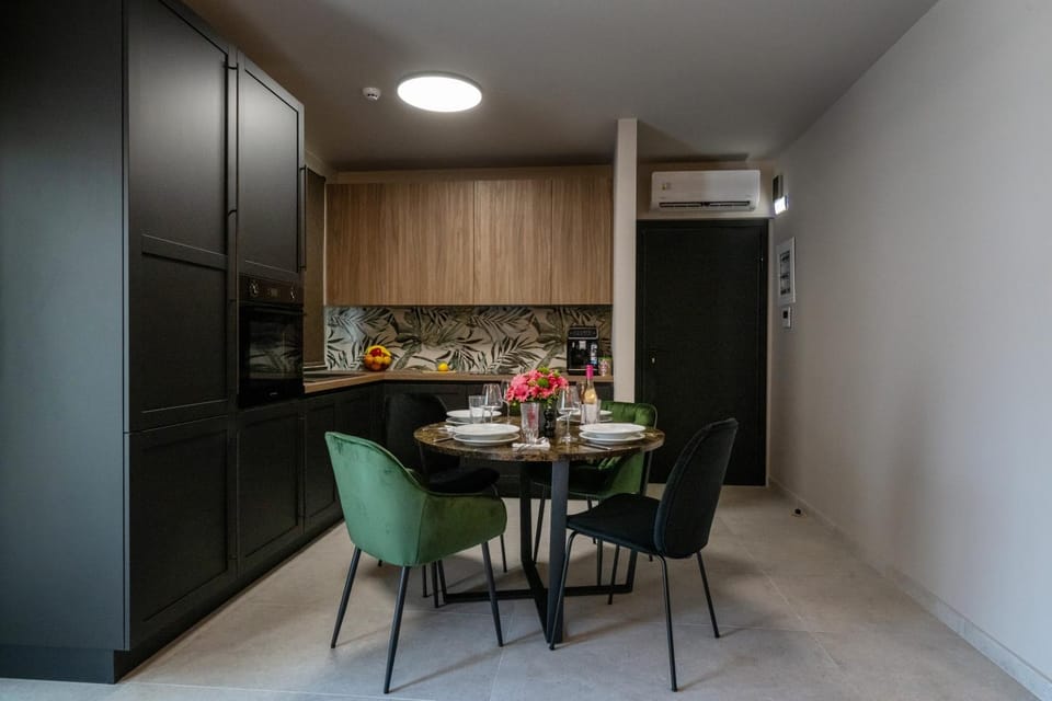 Kitchen or kitchenette, Dining area, oven