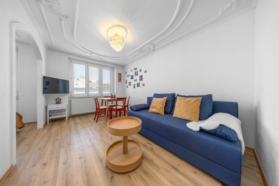 Bed, TV and multimedia, Living room, Photo of the whole room, Seating area, Dining area, Bedroom