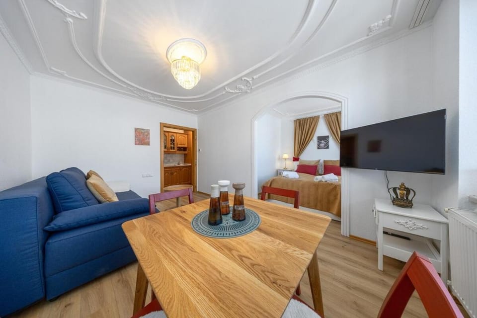 Communal lounge/ TV room, Bed, TV and multimedia, Living room, Photo of the whole room, Seating area, Evening entertainment, Bedroom
