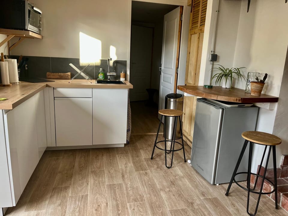 Kitchen or kitchenette