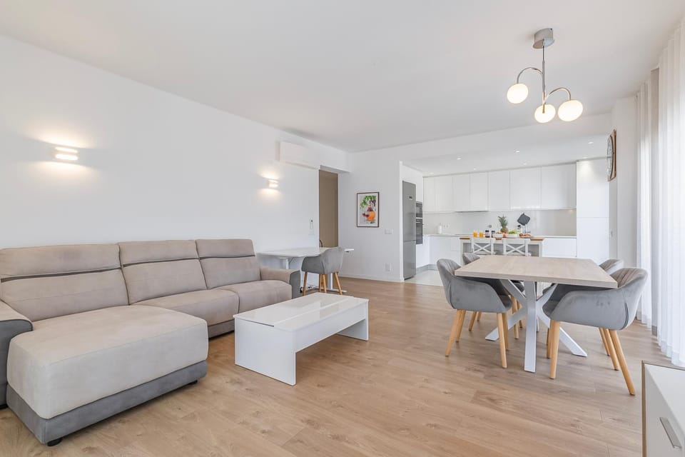 Kitchen or kitchenette, Living room, Seating area, Dining area