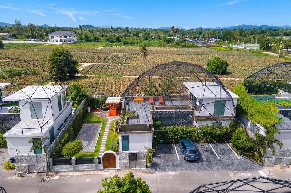 Property building, Day, Natural landscape, Garden, Street view, Location, Parking
