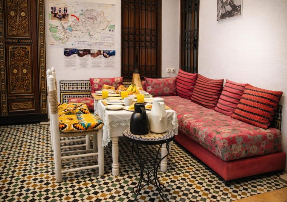 Living room, Food and drinks, Seating area, Dining area, Food