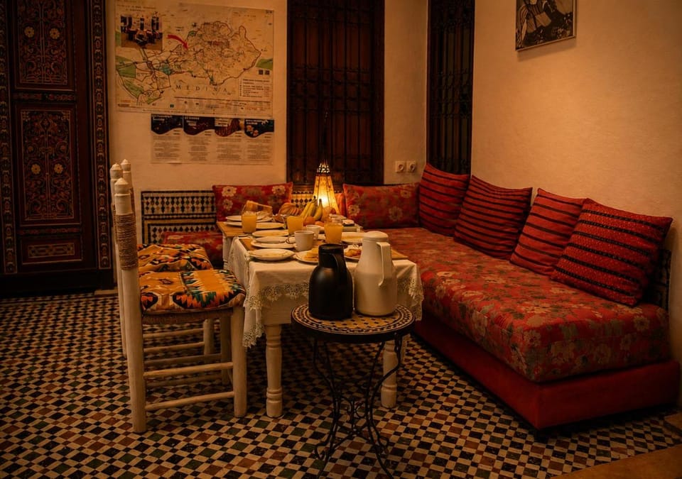 Living room, Food and drinks, Seating area, Dining area, Food