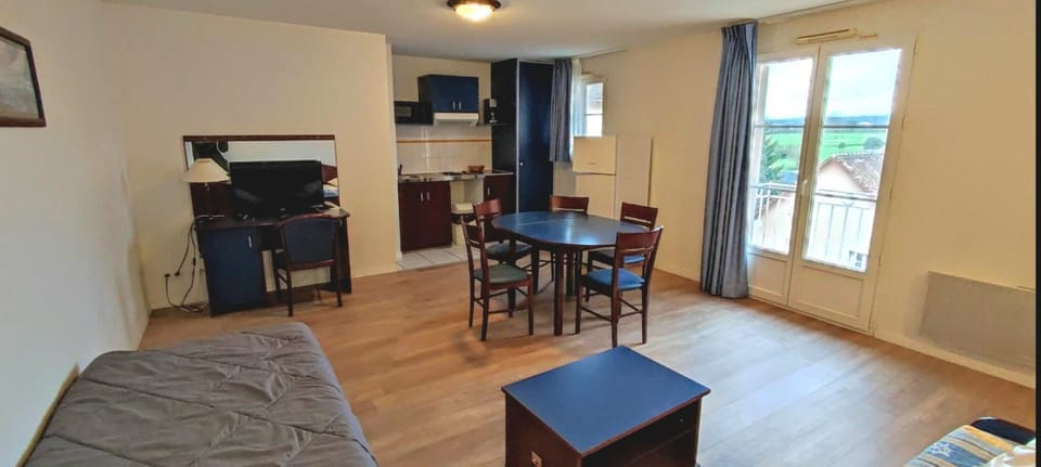TV and multimedia, Kitchen or kitchenette, Living room
