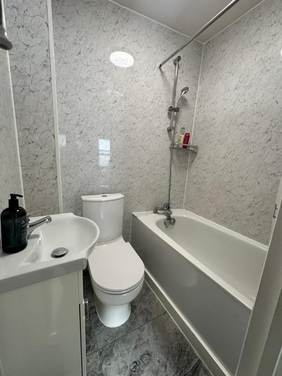 Room 5 - One Bedroom Apartment Vacation rental in London Borough of Hackney