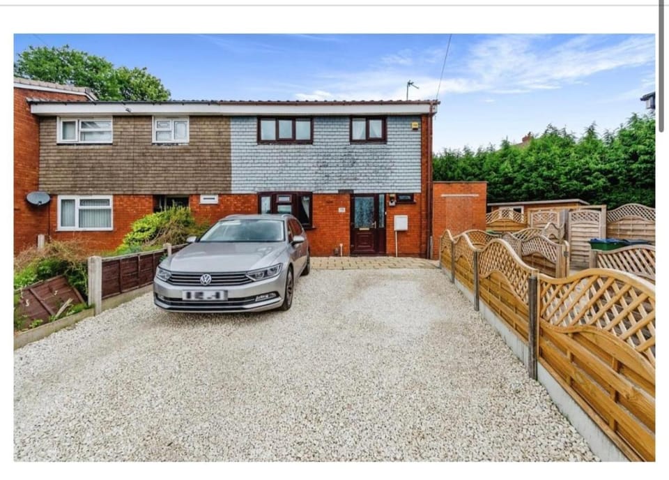 Single cosy room in family home-Wednesbury Vacation rental in Birmingham