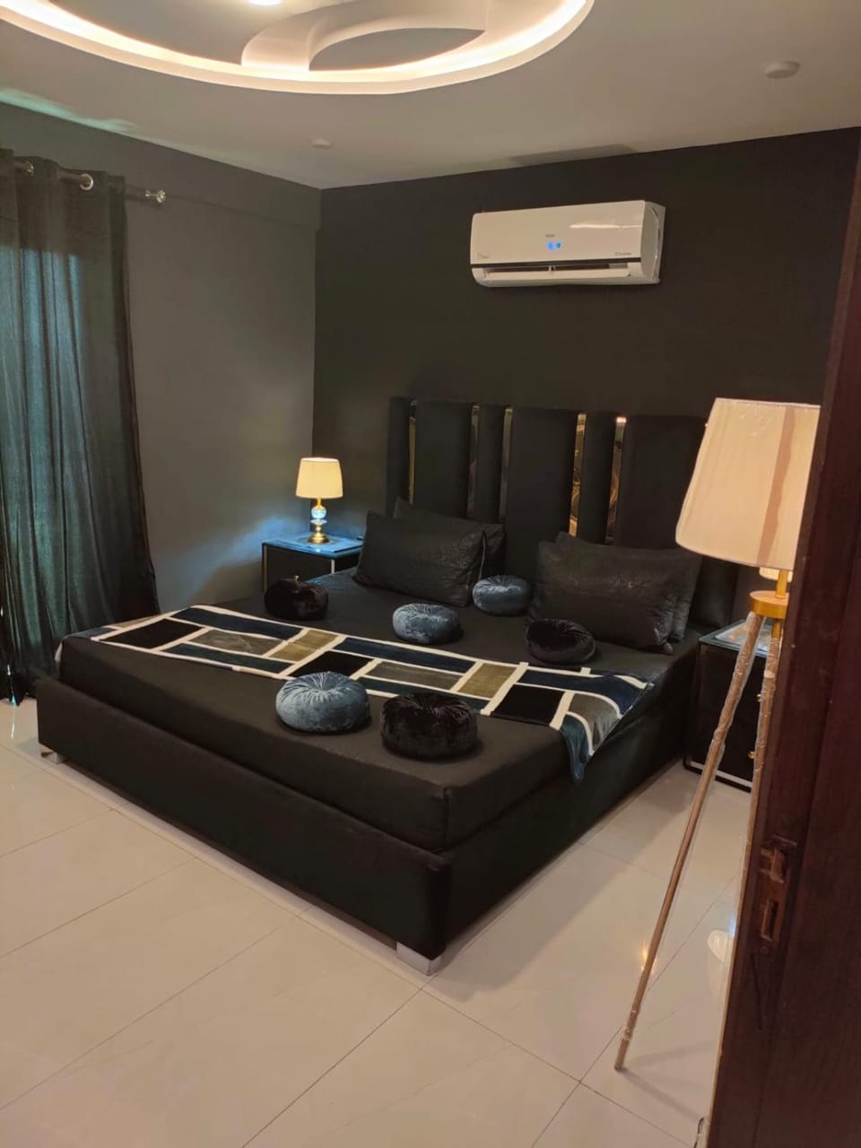 Cozy 1BHK Eiffel View Balcony WiFi Netflix Apartment in Lahore