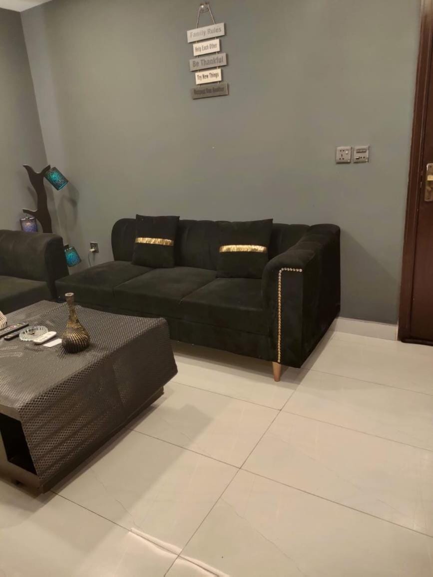Cozy 1BHK Eiffel View Balcony WiFi Netflix Apartment in Lahore