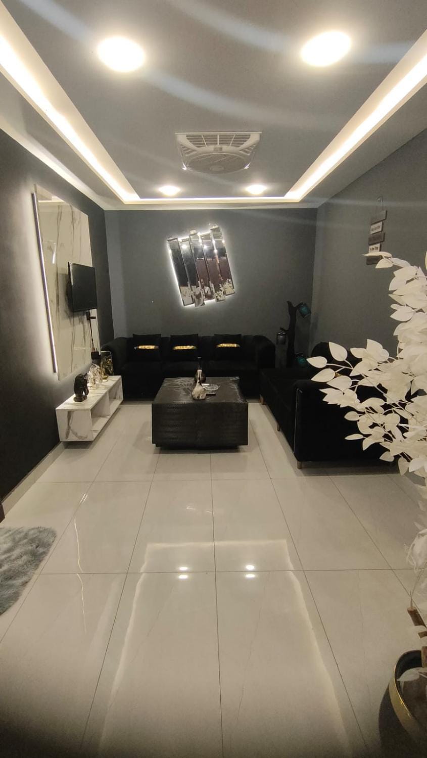 Cozy 1BHK Eiffel View Balcony WiFi Netflix Apartment in Lahore