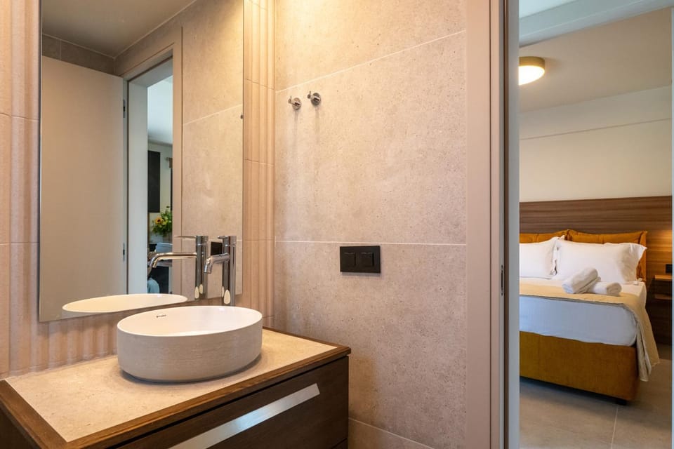 Shower, Toilet, Bed, Bathroom, Bedroom, towels