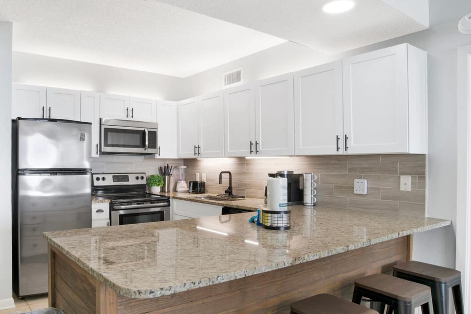Coffee/tea facilities, Kitchen or kitchenette, dishwasher, oven, stove, toaster