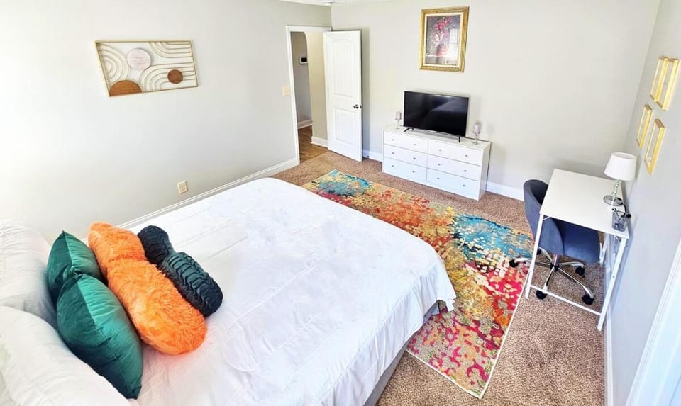 Tv in all Rooms - King Suite - Workspace - Near RAFB House in Warner Robins