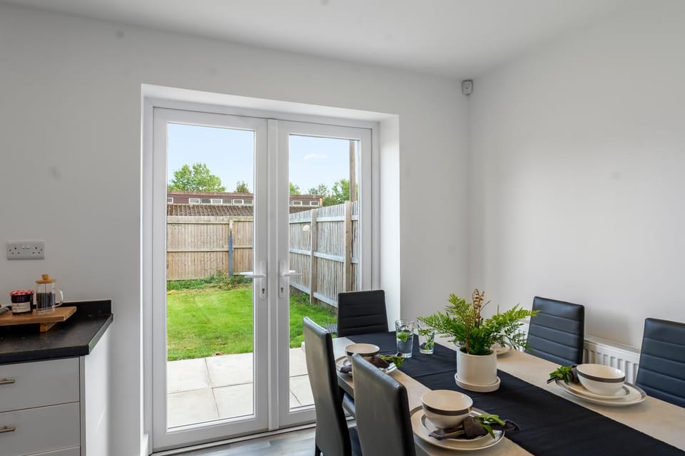 Property building, View (from property/room), Balcony/Terrace, Seating area, Dining area, Garden view