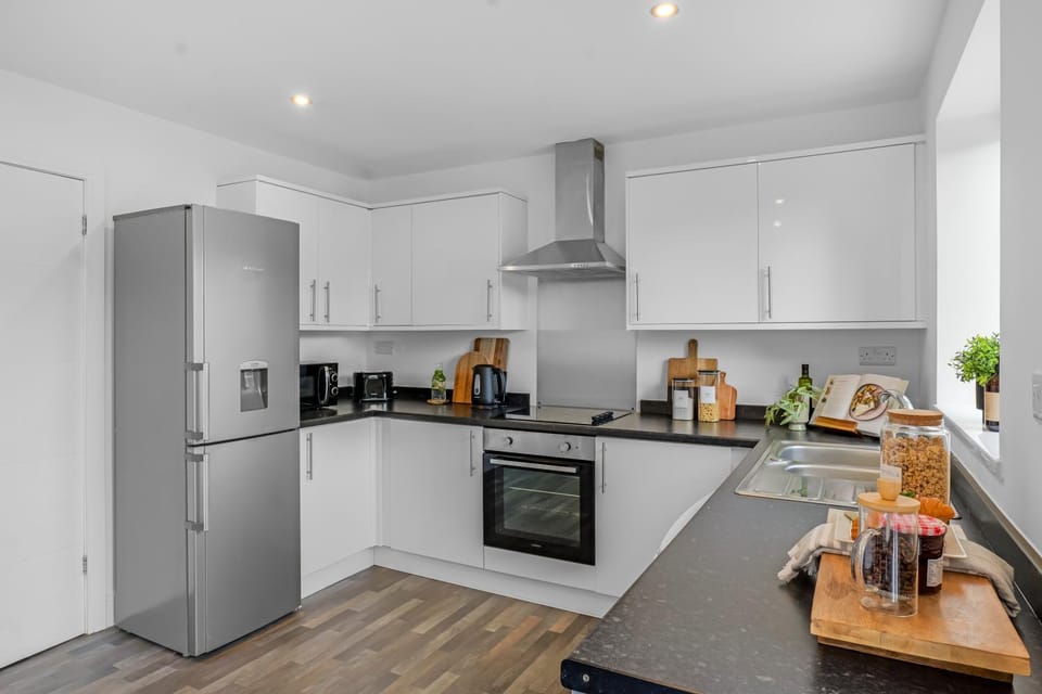Kitchen or kitchenette, dishwasher, oven, toaster