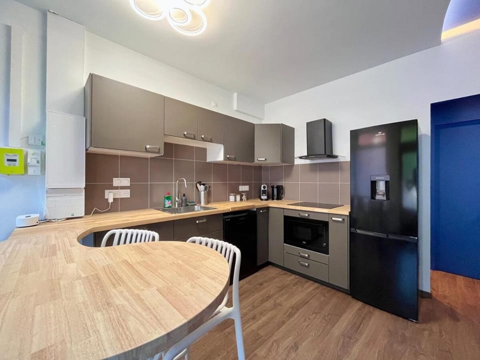 Coffee/tea facilities, Dining area, dishwasher, oven, stove