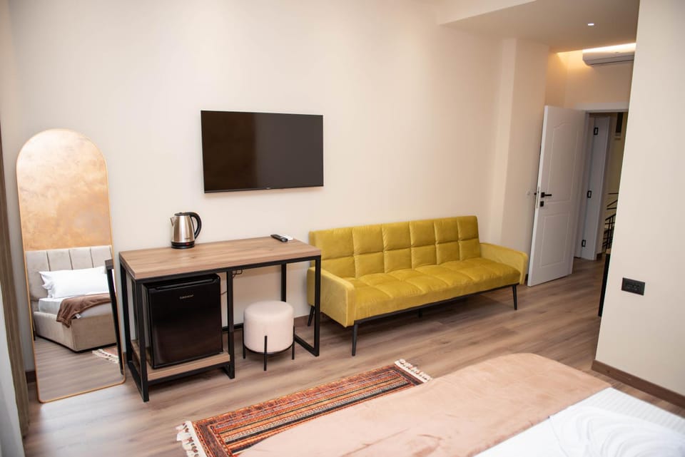 Bed, Living room, Photo of the whole room, Seating area