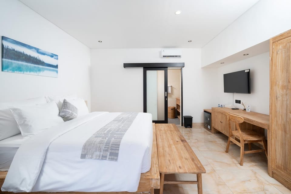 Bed, TV and multimedia, Seating area, Bedroom