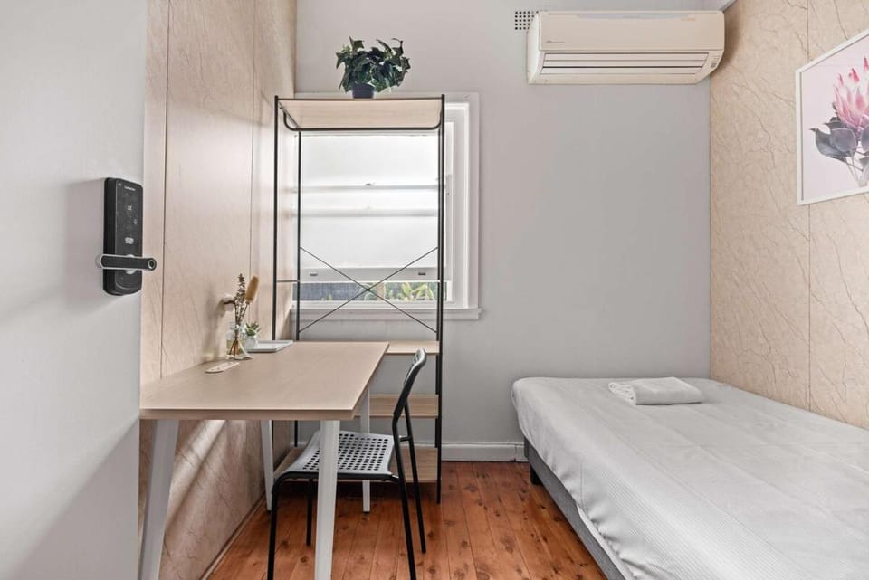 Freshly Modernized Single Room- Well-Connected Suburb Shared Bathroom Bed and Breakfast in Sydney